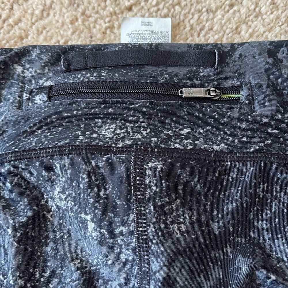 Under armour Women’s Black and Gray Patterned Leggings - Picture 4 of 6